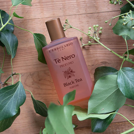 L'Erbolario Tè Nero Profumo Unisex - Eau de Parfum - Adatto come Profumo Uomo e Profumo Donna - Fragranza Floreare e Ambrata - Made in Italy - 1 Flacone da 50ml