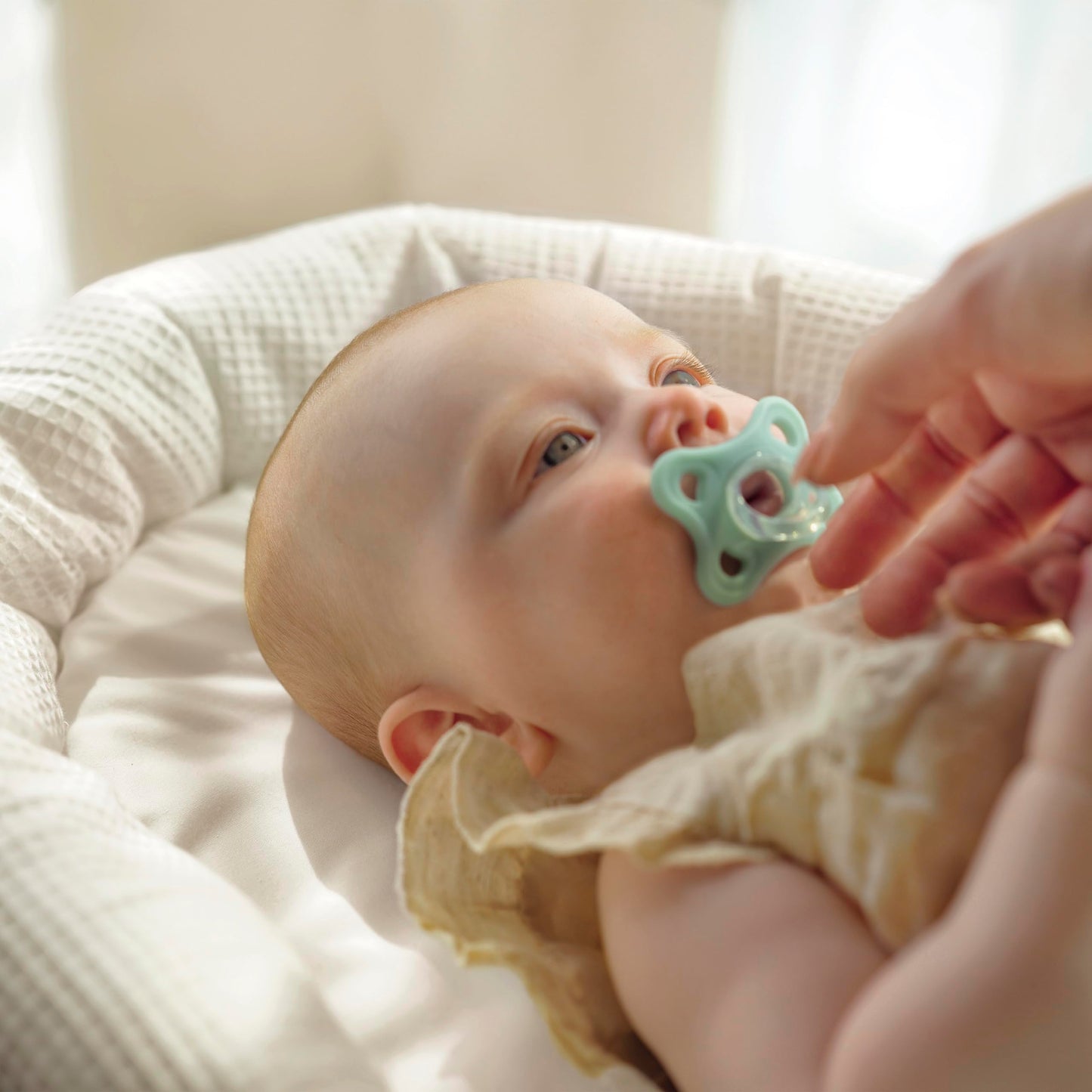 MAM Comfort Succhietto Ciuccio MAM 0-3 mesi in 100% silicone con design unico, Kit da 2 accessori neonato morbidi e leggeri con porta ciuccio