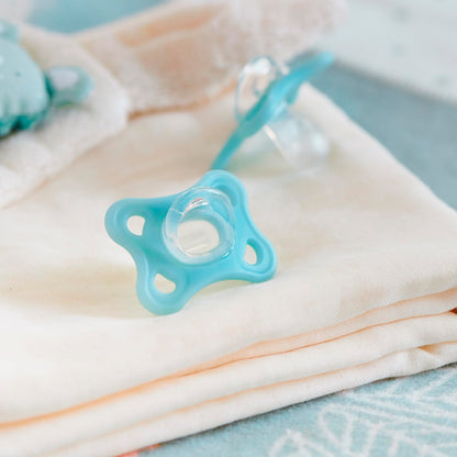 MAM Comfort Succhietto Ciuccio MAM 0-3 mesi in 100% silicone con design unico, Kit da 2 accessori neonato morbidi e leggeri con porta ciuccio