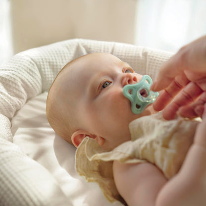 MAM Comfort Succhietto Ciuccio MAM 0-3 mesi in 100% silicone con design unico, Kit da 2 accessori neonato morbidi e leggeri con porta ciuccio